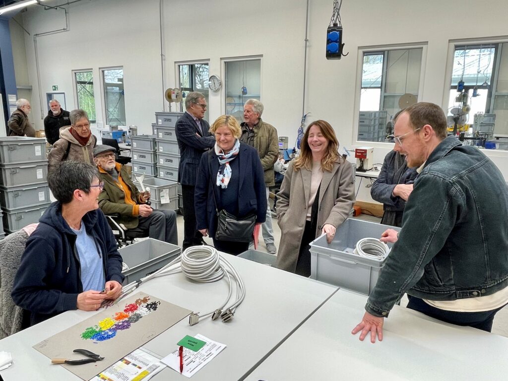 Claudia Middendorf (7. von links) im Gespräch mit AGA-Mitarbeiterin Christine Hoffmann (sitzend am Tisch)