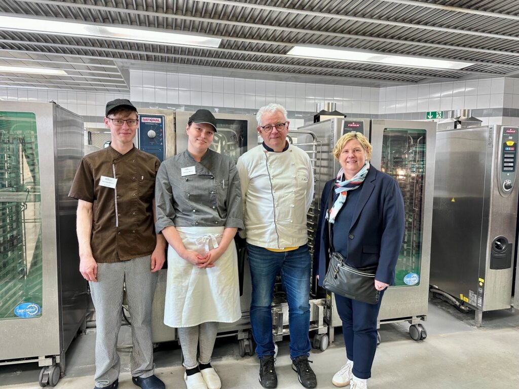 Kevin Randermann, Janine Müller, Küchenchef Peter Hofmeister, Claudia Middendorf (von links nach rechts)