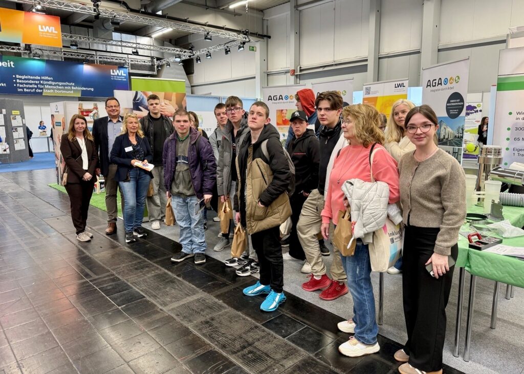 Gruppenbild –Schülergruppe am Messestand der AGA gGmbH